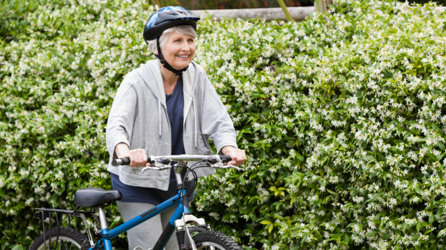 En åldersgrupp där kvinnor kontinuerligt har visat sig bättre på att använda cykelhjälm är bland cyklister över 65 år.  Foto: Shutterstock